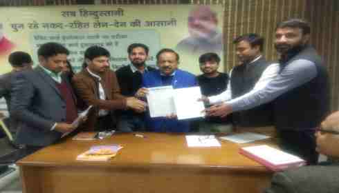 Delhi-AIIMS research scholars giving demand letter to Technology Minister Dr Harsh Vardhan