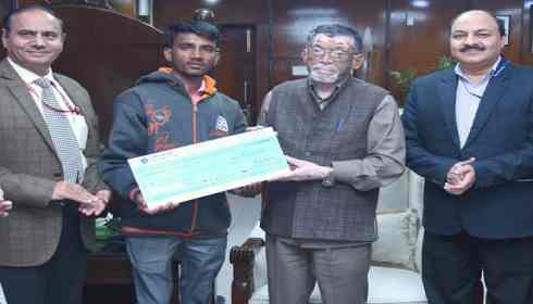 Santosh Gangwar presenting Rs 1 lakh cheque to the food delivery boy