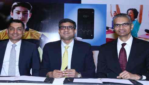Madan R Krishnan and Amit Bakshi signing the partnership for diabetes monitoring initiative