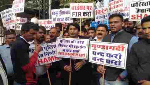 People protesting against doctors' strike in Safdarjung Hospital, Delhi