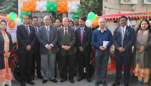  Dr  Rajendra Sharma  with hospital staff flagging off e-rickshaws