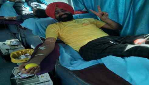 Dr Amrinder Singh Malhi donating blood in Delhi-AIIMS