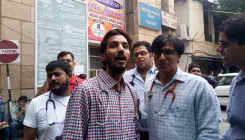 Dr Rahul Choudhary and Dr Sanjeev Choudhary protesting at the Hindu Rao hospital in Delhi.