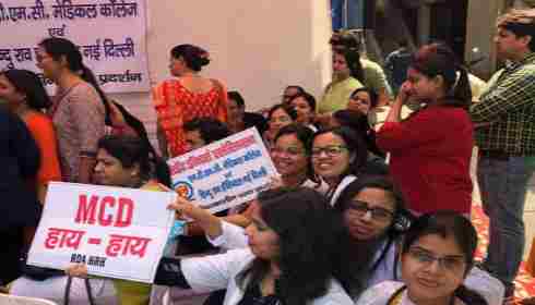 Doctors stage protest march before end of their strike in Hindu Rao Hospital, Delhi
