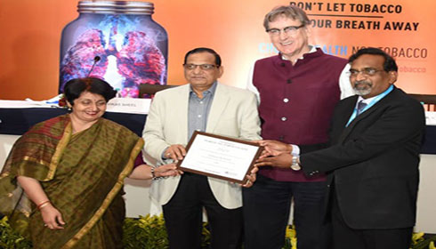 Prof Raj Kumar receiving the WHO award