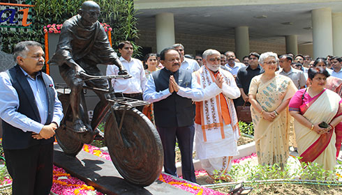 Dr Harsh Vardhan  unveiling a statue of Mahatma Gandhi in New Delhi