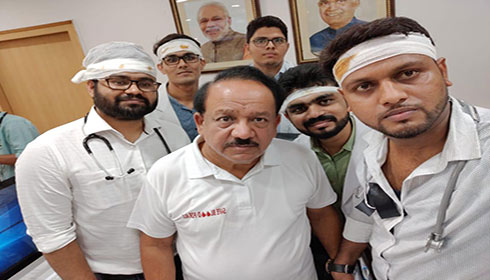 Union Health Minister Dr Harsh Vardhan with members of RDA-Safdarjung hospital