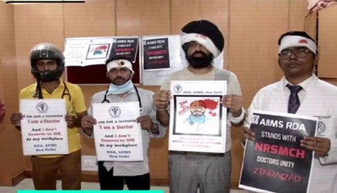 Dr Amarinder Singh protesting while wearing red-stained bandages.