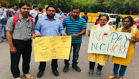 Resident doctors of Aligarh Muslim University protesting at Jantar Mantar, Delhi