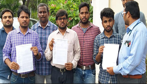 Telangana Doctors with letter to Governor