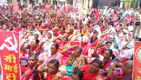 Anganwadi workers and helpers protesting at Chandarpur district in Maharashtra