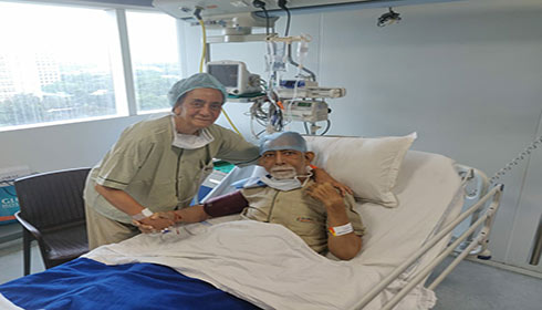 Patient Kiran Pandey with his sister Shraddha Awalegaonkar 