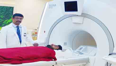 Dr Prem Kumar Ganesan displaying new MRI machine in Delhi