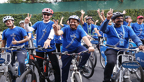 Dr. Harsh Vardhan cycling to the venue of the WHO Session in New Delhi 