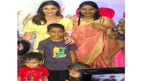 Alia Bhatt with kids at Wadia Hospital, Mumbai.