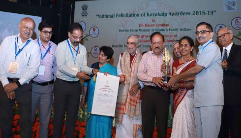 Dr Harsh Vardhan presenting Kayakalp awards and a trophy to AIIMS officals in Delhi. 